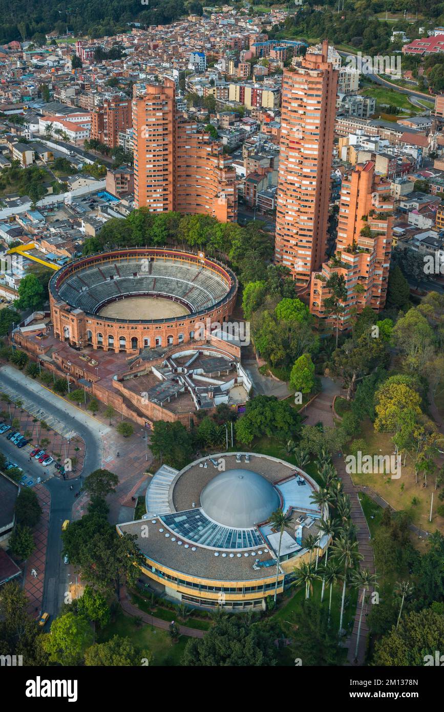 Une vue verticale aérienne de la célèbre arène de taureaux de Santamaria et des bâtiments environnants à Bogota, en Colombie Banque D'Images Une vue verticale aérienne de la célèbre arène de taureaux de Santamaria et des bâtiments environnants à Bogota, en Colombie Banque D'Images