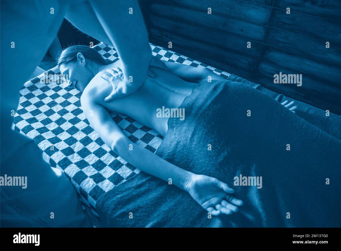 Massage thaïlandais pour femme avec étirement et massage profond Banque D'Images