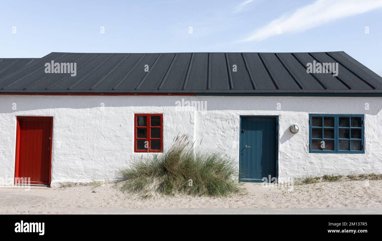Vieilles maisons côtières dans le petit village de pêcheurs de Stenbjerg par une journée ensoleillée à Thy Island, dans le nord du Jutland, au Danemark Banque D'Images