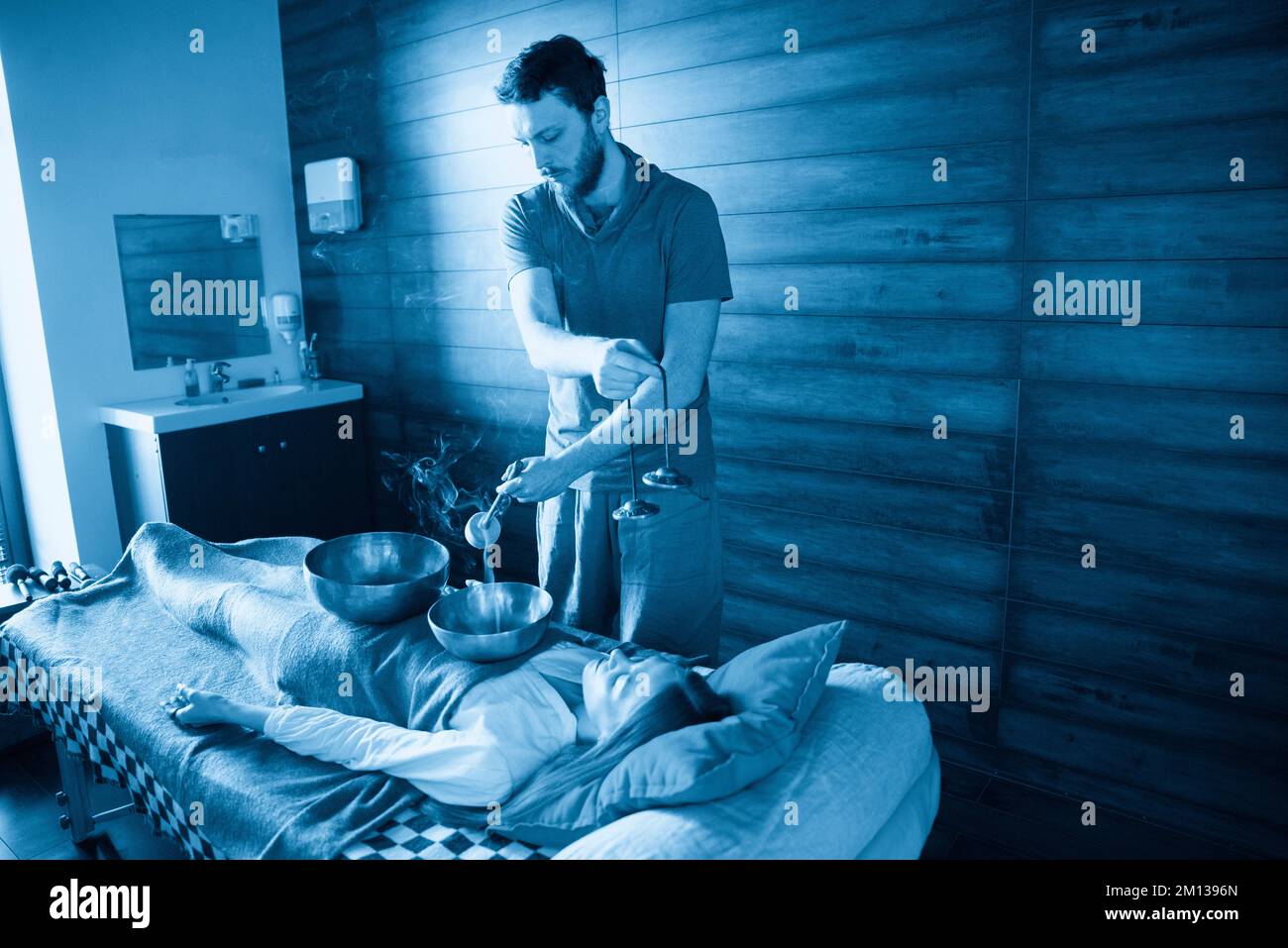 Bols de chant tibétains en thérapie sonore dans le centre de spa Banque D'Images