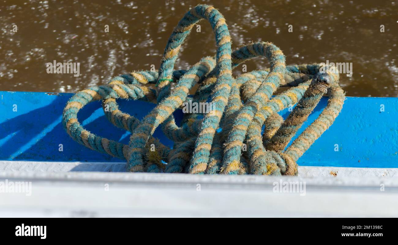 Une corde colorée attachée à un navire sur la rivière Amazone Banque D'Images