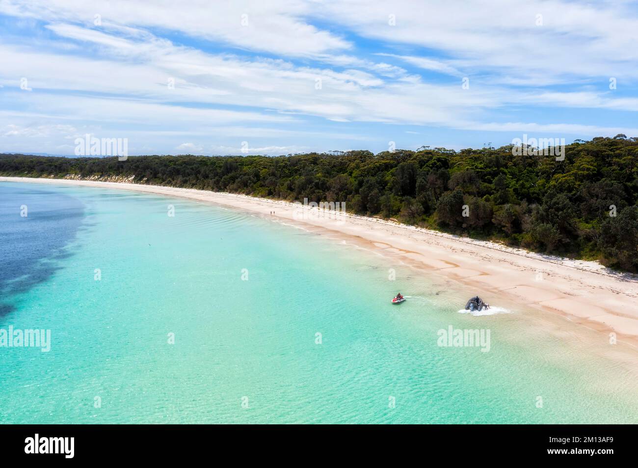 Sable blanc tropical immaculé longue plage sur la baie Jervis de la côte du Pacifique en Australie - paysage marin aérien. Banque D'Images