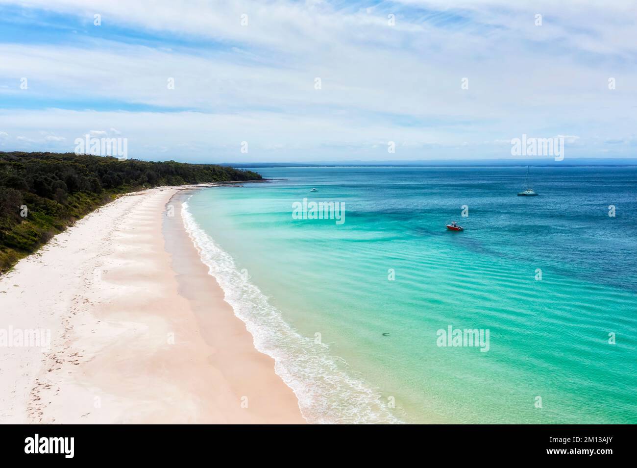 Sable blanc de long Beach sur la baie de Jervis de la côte du Pacifique australien - paysage aérien de destination touristique pittoresque. Banque D'Images