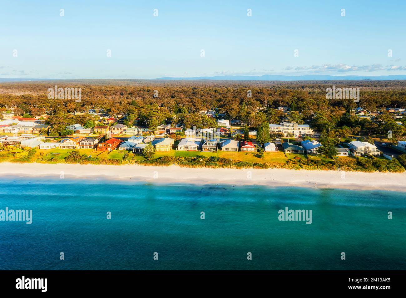 Front de mer de la station balnéaire de Callala sur des plages de sable blanc dans la baie de Jervis côte Pacifique de l'Australie. Banque D'Images
