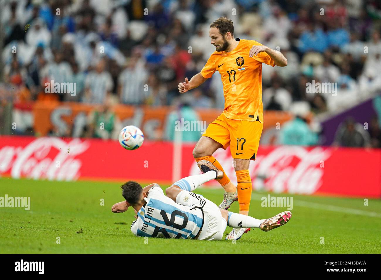 Doha, Qatar. 09th décembre 2022. Lusail, Qatar. 09th décembre 2022. LUSAIL, QATAR - DÉCEMBRE 9 : Nahuel Molina, de l'Argentine, met la pression sur Blind Daley, des pays-Bas, lors de la coupe du monde de la FIFA, Qatar 2022 quart de finale match entre les pays-Bas et l'Argentine au stade Lusail sur 09 décembre 2022 à Lusail, Qatar. (Photo de Florencia Tan Jun/PxImages) (Florencia Tan Jun/PxImages/SPP) crédit: SPP Sport Press photo. /Alamy Live News Credit: SPP Sport Press photo. /Alamy Live News Banque D'Images