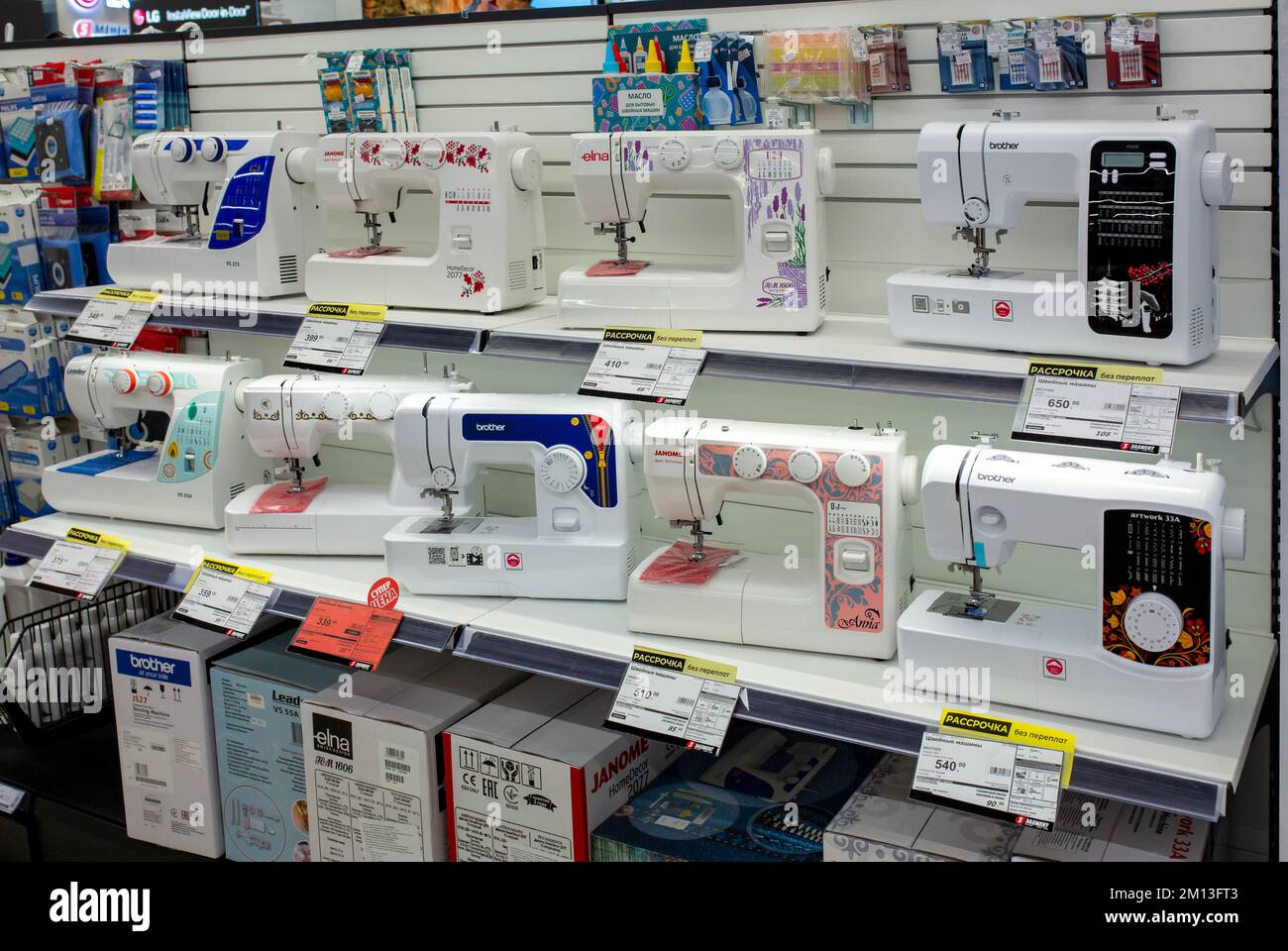 Machines à coudre de divers fabricants sur les étagères du magasin. Banque D'Images