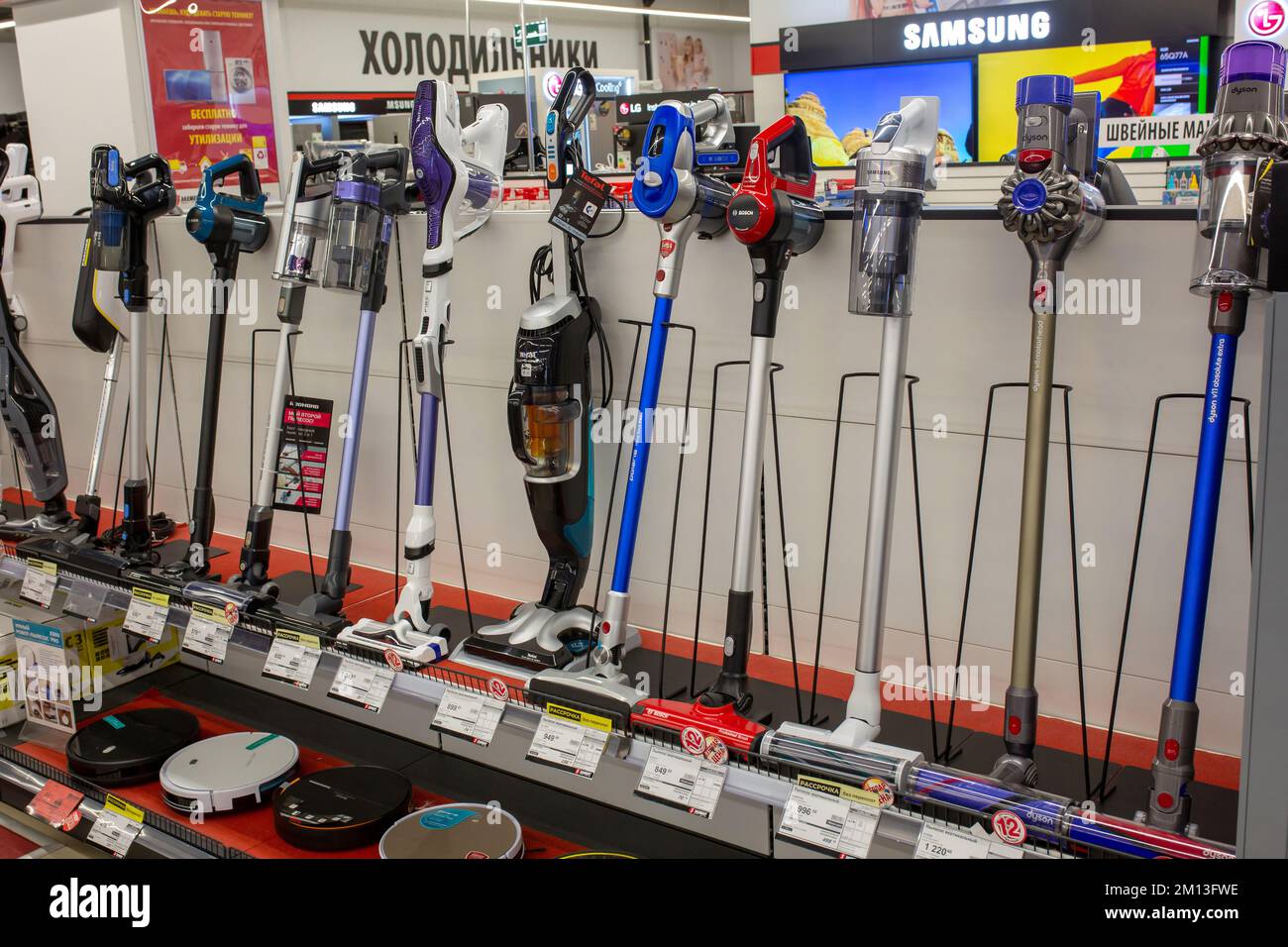 Grand choix d'aspirateurs de différents fabricants dans le magasin d'électronique. Banque D'Images