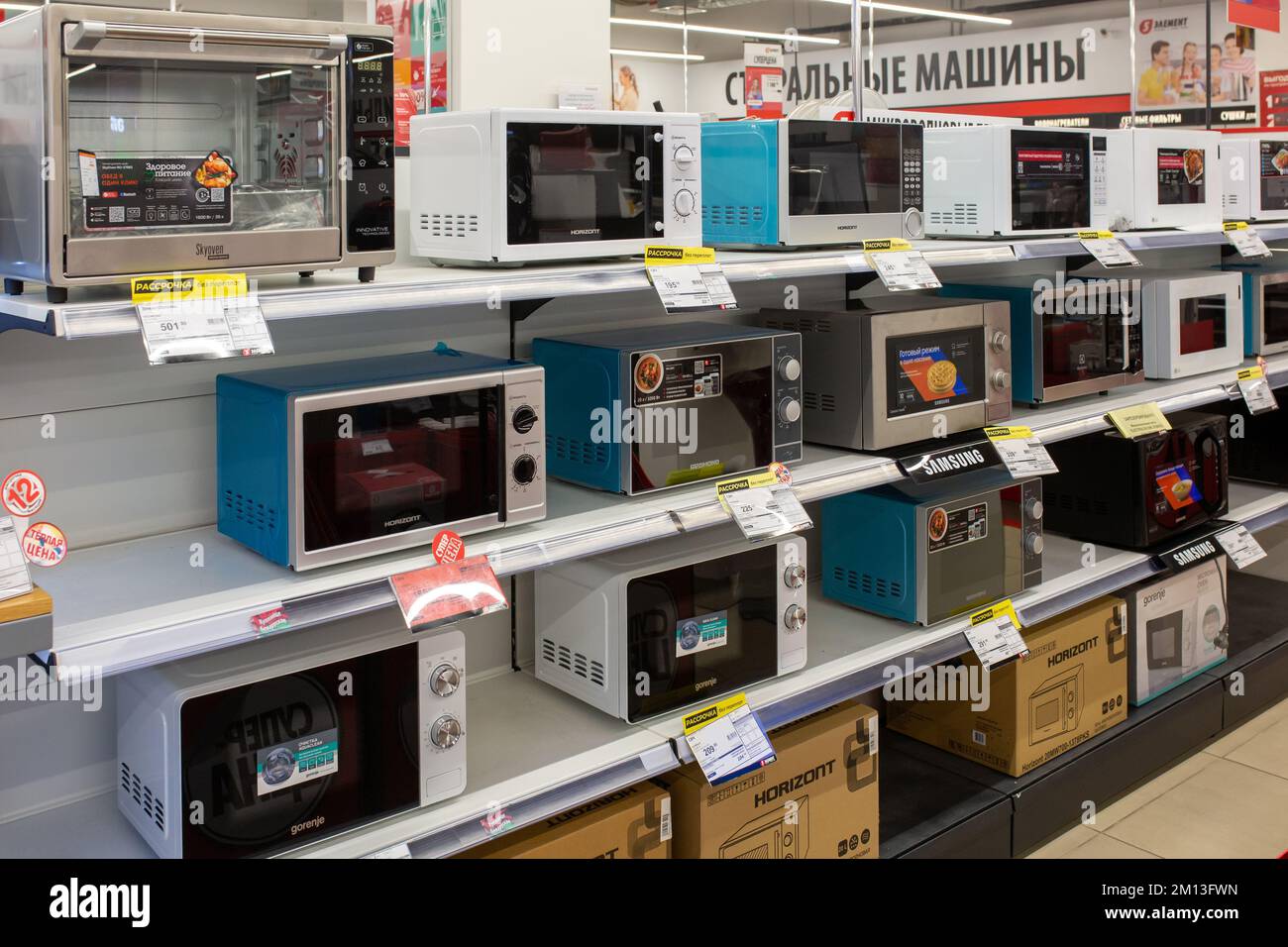 Différentes marques de four et de micro-ondes sur la grille du magasin. Banque D'Images
