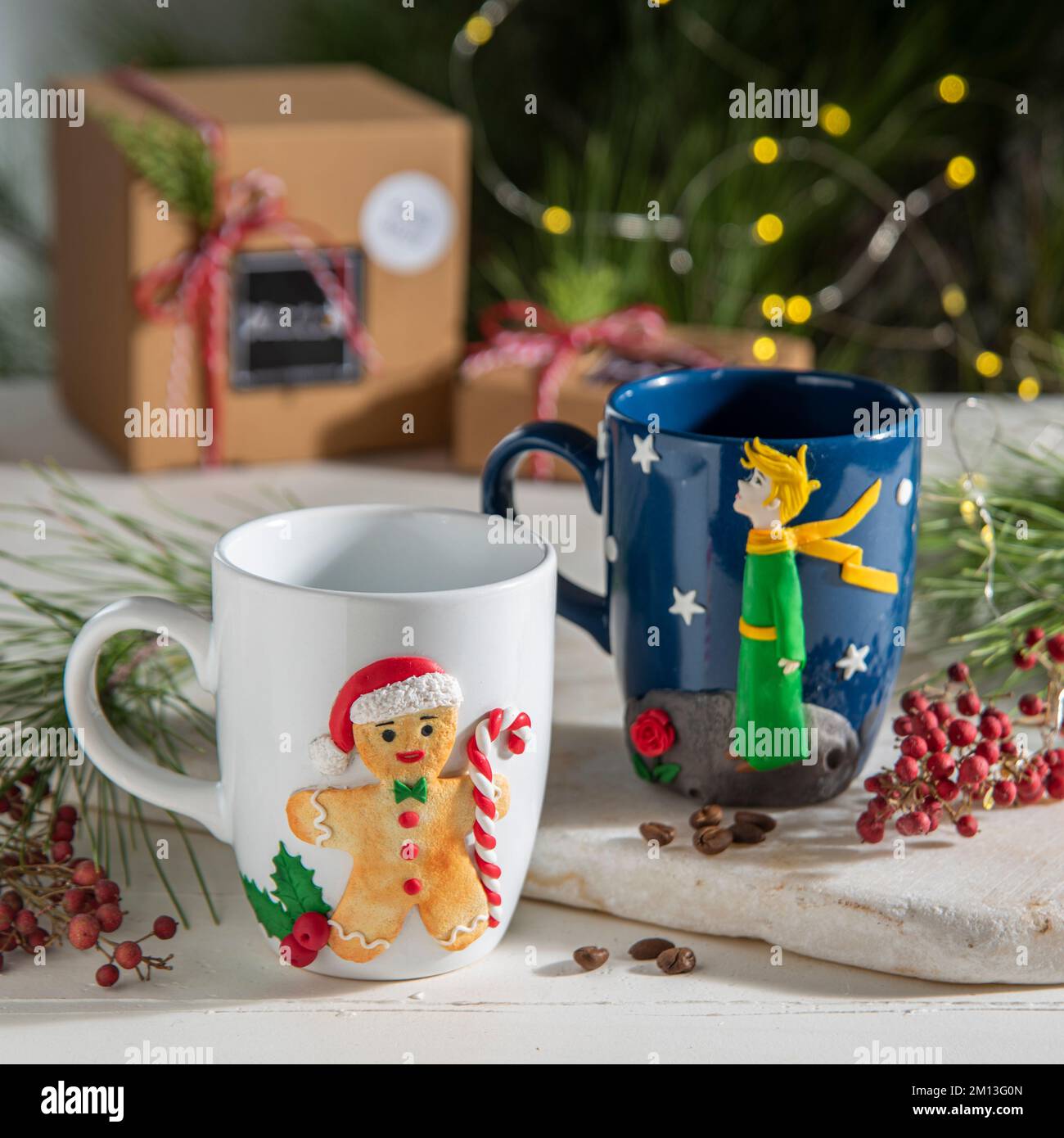 tasses à café en céramique décorées de noël avec boîtes cadeaux et sapin de noël Banque D'Images