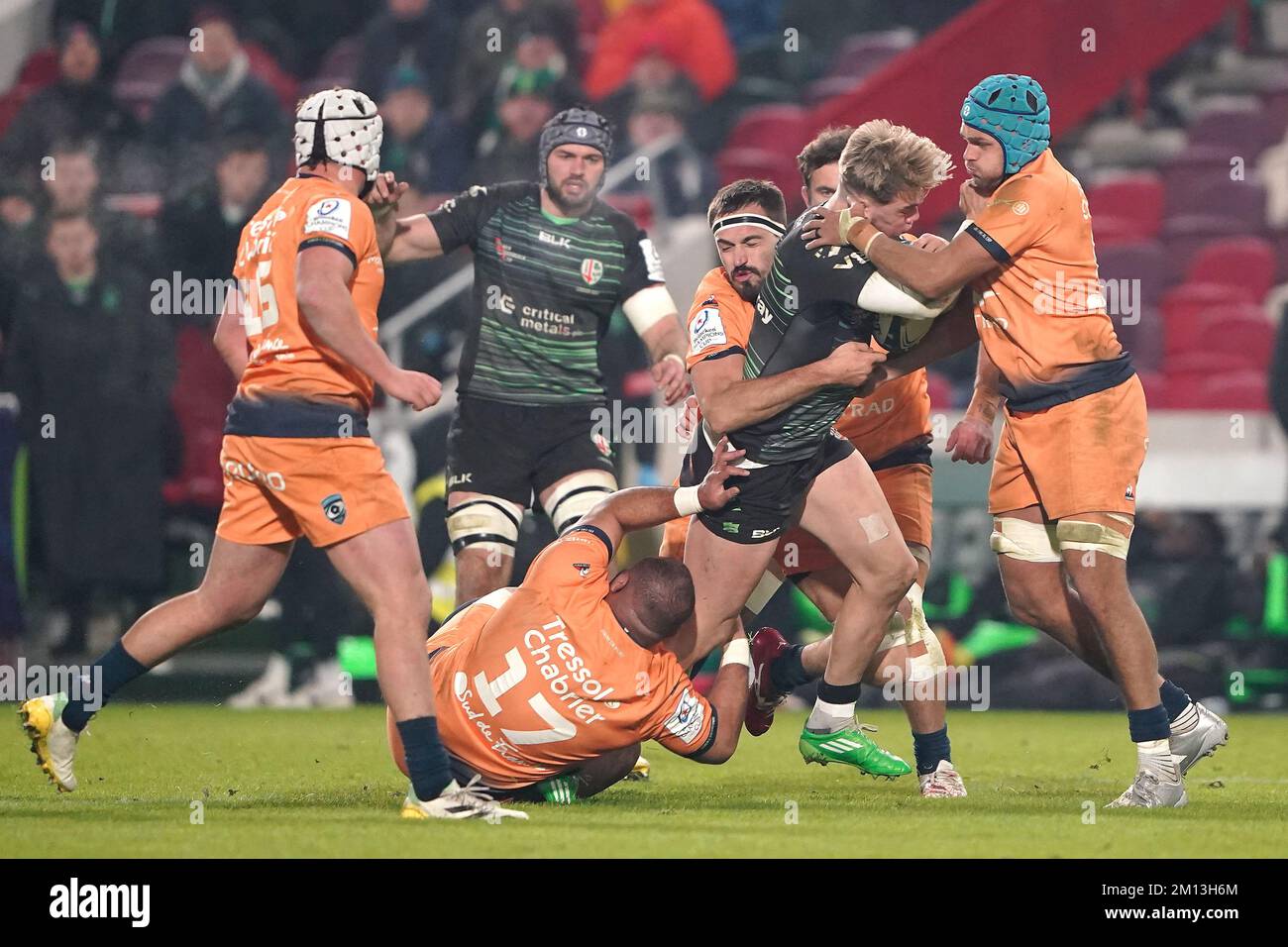 Ollie Hassell-Collins, de London Irish, tente de se libérer des joueurs de Montpellier lors du match de la coupe des champions Heineken au stade de la communauté Gtech, à Londres. Date de la photo: Vendredi 9 décembre 2022. Banque D'Images