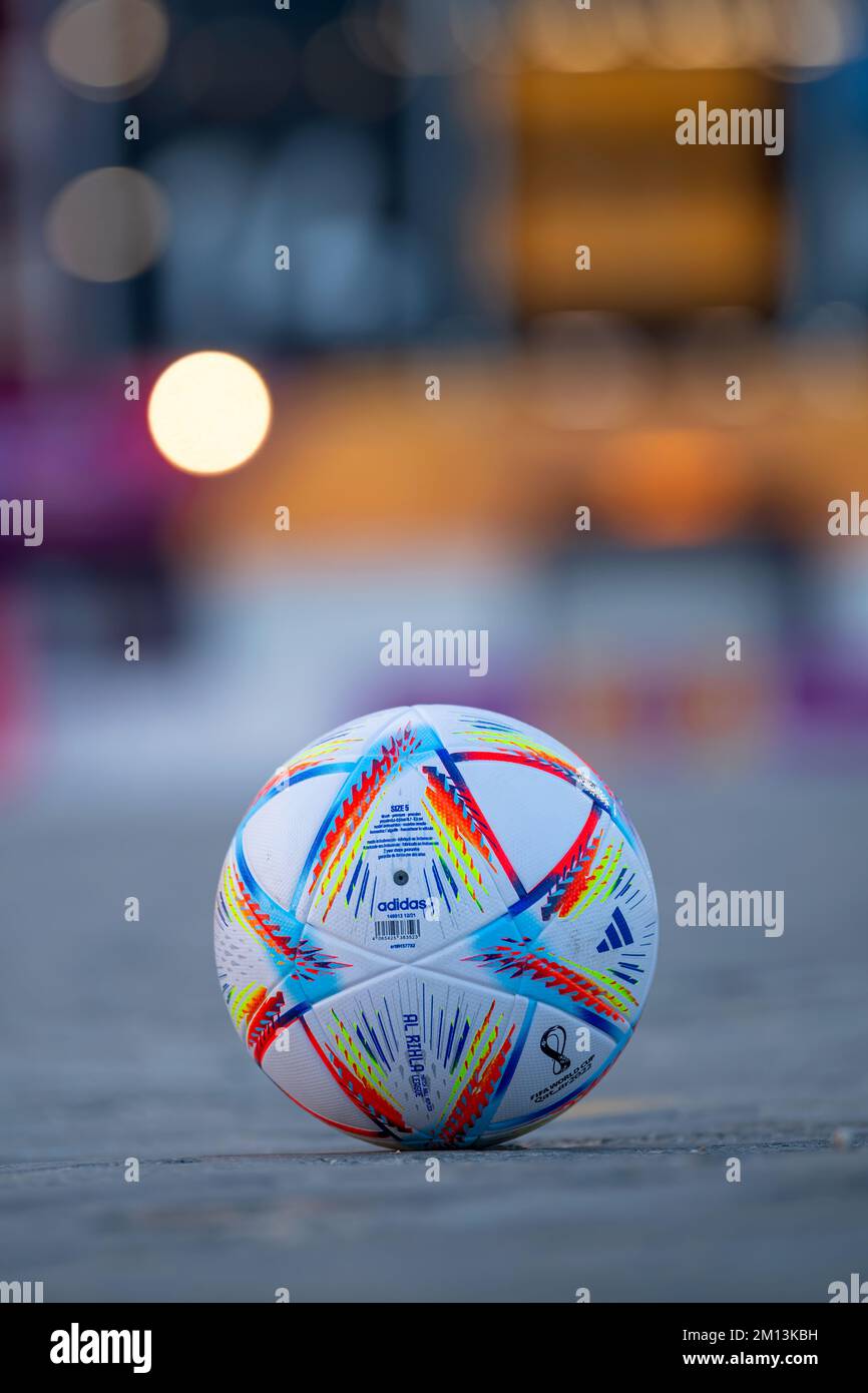 adidas Al Rihla ballon de match officiel de la coupe du monde de la FIFA 2022 du Qatar, le ballon est placé en face du stade 974 Qatar Banque D'Images