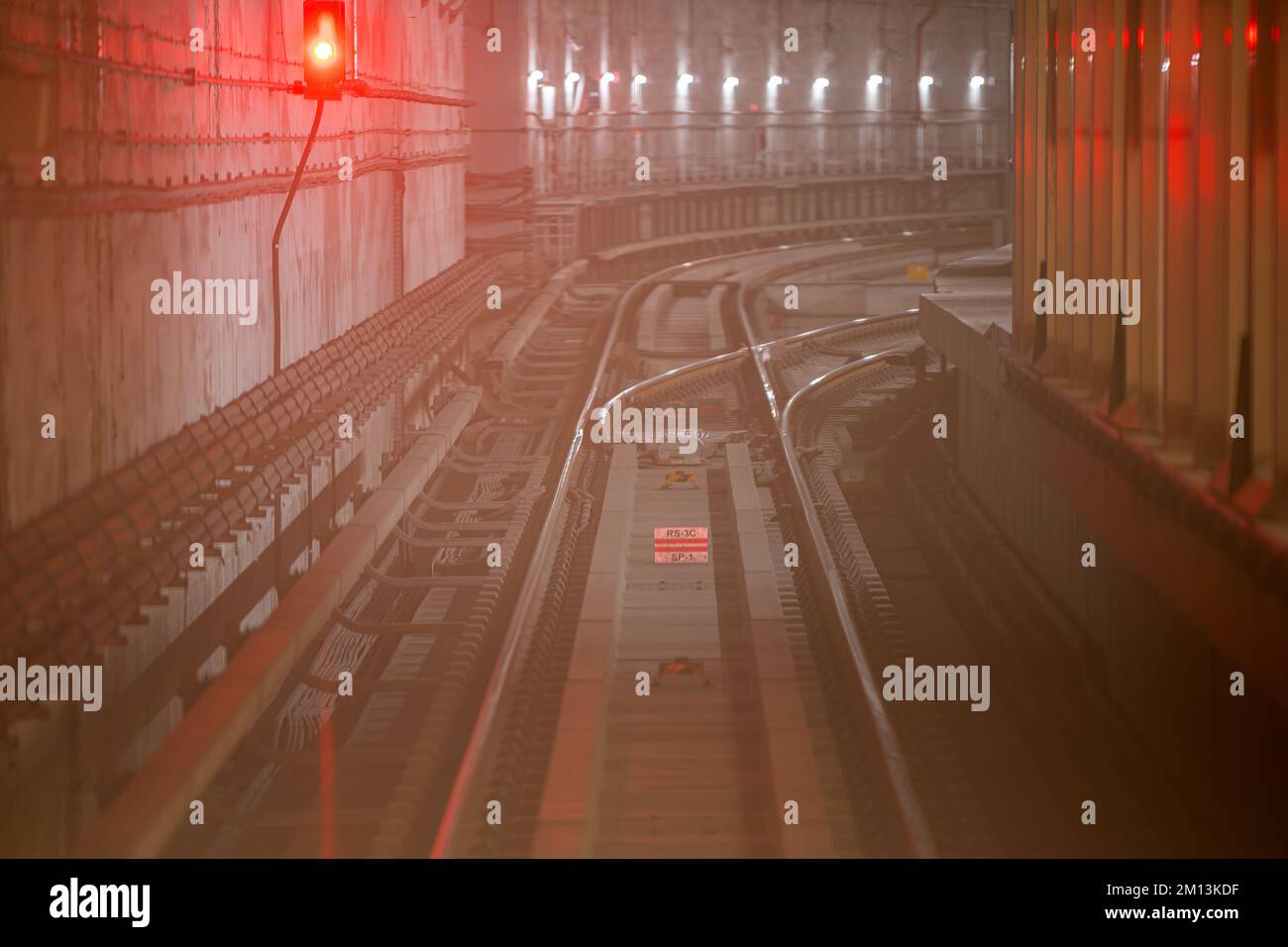Le train de métro rapide dans le long tunnel lui a donné une impression de vitesse à Doha, au Qatar. Banque D'Images