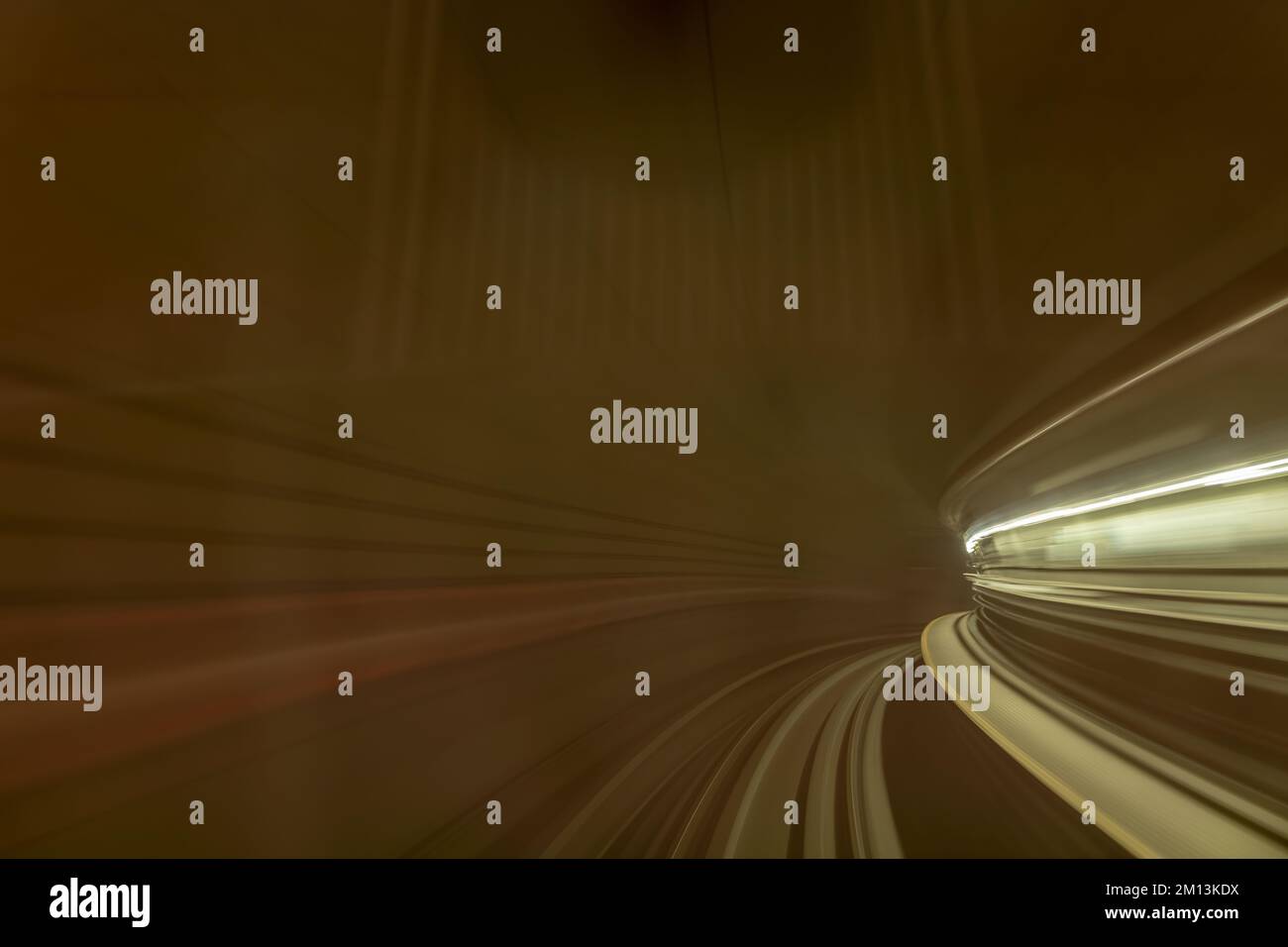 Le train de métro rapide dans le long tunnel lui a donné une impression de vitesse à Doha, au Qatar. Banque D'Images