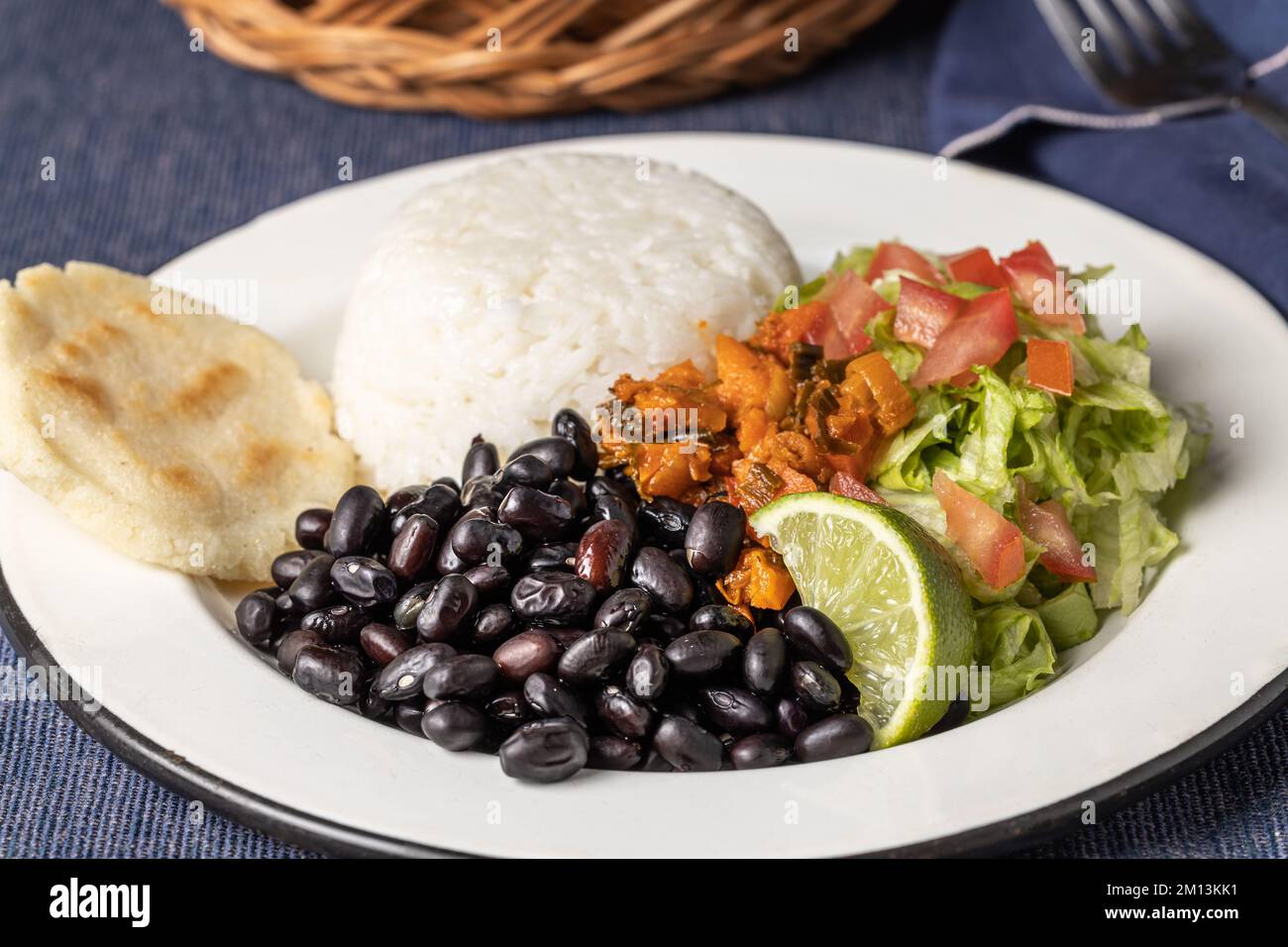 Gros plan du Casado, plat typique du Costa Rica avec riz, haricots et légumes. Banque D'Images