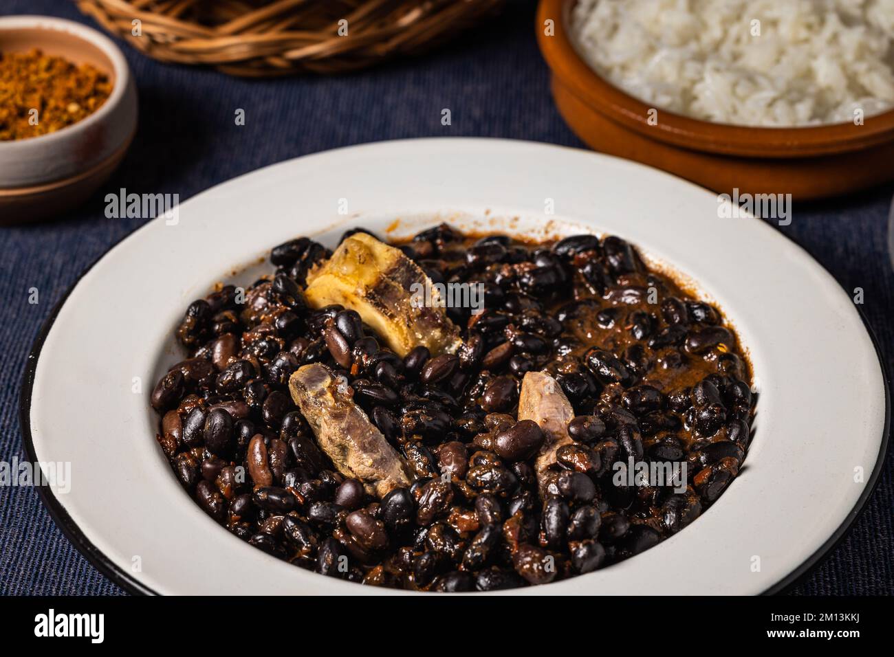 Gros plan de haricots et de porc, cuisine brésilienne typique. Banque D'Images