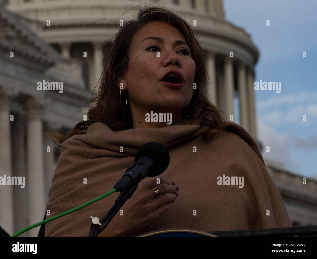 8 décembre 2022, Washington, District de Columbia, Etats-Unis: Rép. VERONICA ESCOBAR (D-TX). Demande au Congrès de lever le délai pour inclure l'amendement sur l'égalité des droits pleinement ratifié comme amendement de 28th à la Constitution. L'EER garantit l'égalité des droits tant pour les femmes que pour les hommes. Il a été présenté au Congrès en 1923 et a été ratifié par les 3/4 États requis. Une date limite imposée lorsqu'elle a été adoptée par le Sénat a empêché son inclusion. (Image de crédit : © Sue Dorfman/ZUMA Press Wire) Banque D'Images