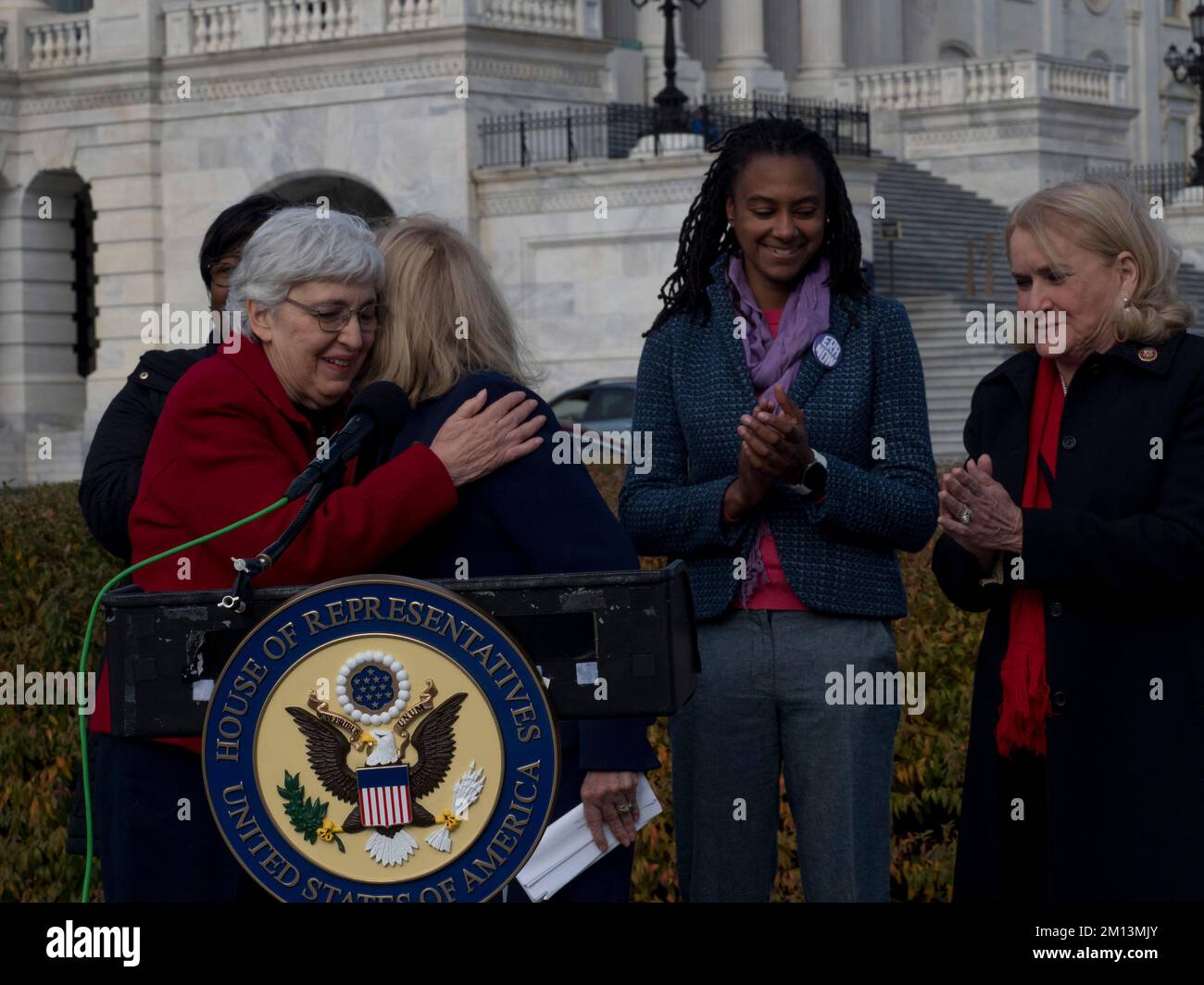 8 décembre 2022, Washington, District de Columbia, Etats-Unis: Président de la majorité féministe ELEANOR SMEAL Hugs Rep, CAROLYN MALONEY en tant QUE ZAKIYA THOMAS et la Représentante SYLVIA GARCIA look on. Ils demandent au Congrès de faire entrer l'amendement de 28th, l'amendement sur l'égalité des droits ou l'ERA dans la Constitution des États-Unis. Il a été adopté par le Sénat en 1972 et a été ratifié par plus de 3/4 États. L'amendement garantit l'égalité des droits tant pour les femmes que pour les hommes. (Image de crédit : © Sue Dorfman/ZUMA Press Wire) Banque D'Images