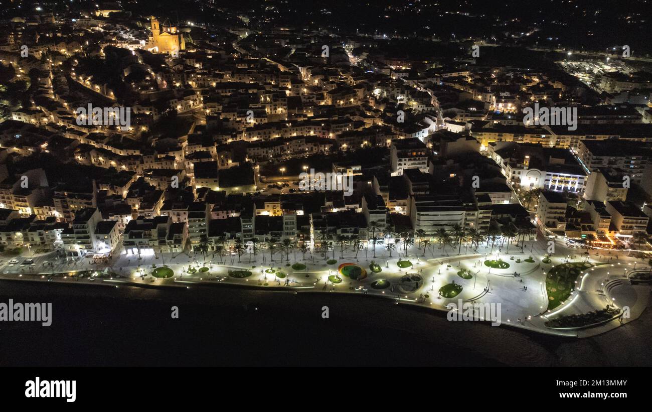 Altea, Espagne - 07 décembre 2022: Vue aérienne du centre-ville d'Altea (Alicante, Espagne) avec son nouveau parc en premier plan sur la côte et son famo Banque D'Images