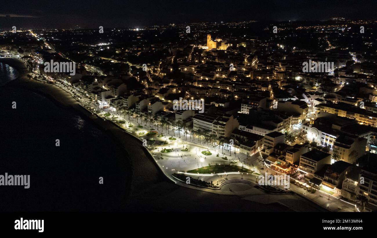 Altea, Espagne - 07 décembre 2022: Vue aérienne de la ville d'Altea (Alicante, Espagne) et de son nouveau parc sur le front de mer avec sa célèbre église dans la ba Banque D'Images