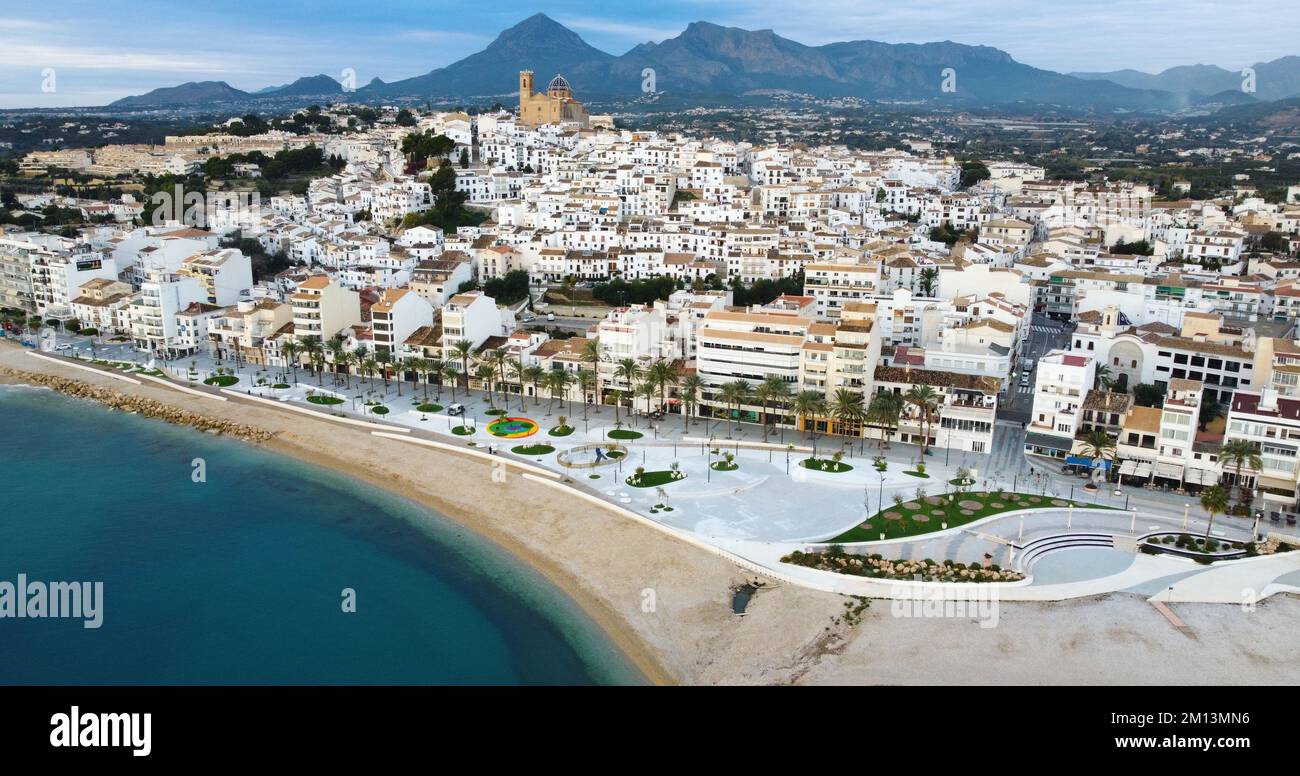 Altea, Espagne - 07 décembre 2022: Vue aérienne du nouveau parc dans la plage de la ville d'Altea à Alicante, Espagne avec sa célèbre église à backgroun Banque D'Images