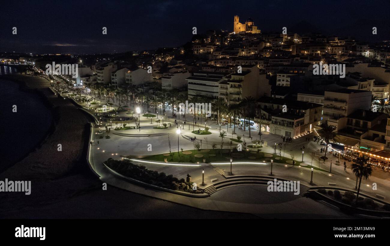 Altea, Espagne - 07 décembre 2022 : vue aérienne du nouveau parc moderne et de la promenade d'Altea (Alicante, Espagne) et du centre-ville et de son famo Banque D'Images