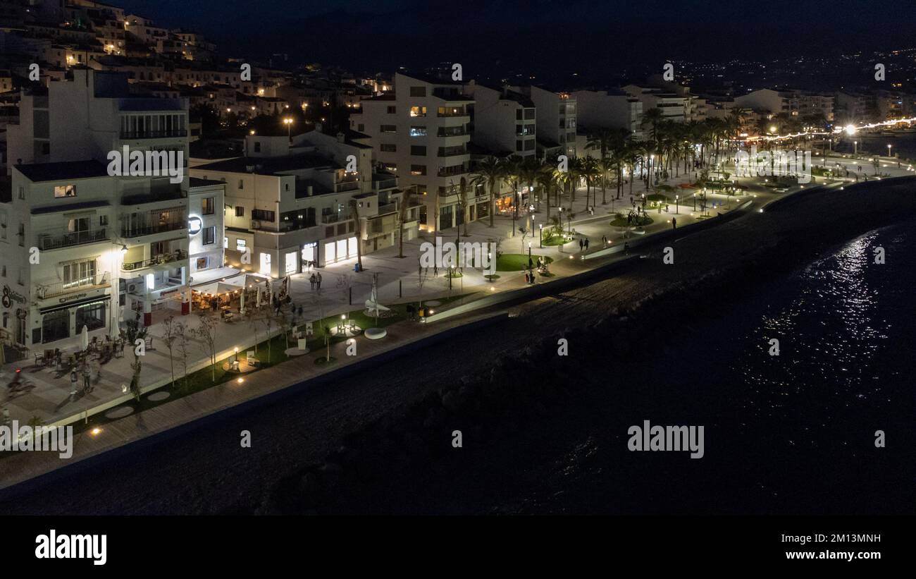 Altea, Espagne - 07 décembre 2022: Nouveau parc moderne sur le front de mer d'Altea (Alicante, Espagne) illuminé la nuit Banque D'Images