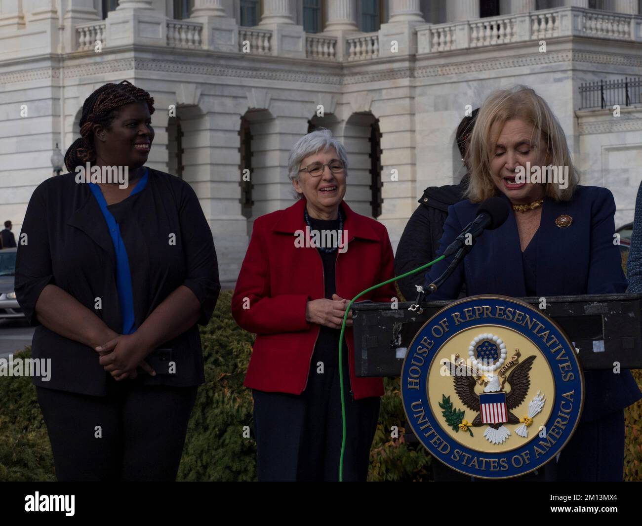 8 décembre 2022, Washington, District de Columbia, Etats-Unis: La Représentante CAROLYN MALONEY (D-NY), présidente sortante de la Commission de surveillance et de réforme de la Chambre, tient une conférence de presse pour inviter le Congrès à lever le délai pour inclure l'amendement sur l'égalité des droits pleinement ratifié comme amendement de 28th à la Constitution. Elle est rejointe par LE Président CHRISTIAN NUNES et le Président de la majorité féministe ELEANOR SMEAL. L'EER garantit l'égalité des droits tant pour les femmes que pour les hommes. Il a été présenté au Congrès en 1923. (Image de crédit : © Sue Dorfman/ZUMA Press Wire) Banque D'Images