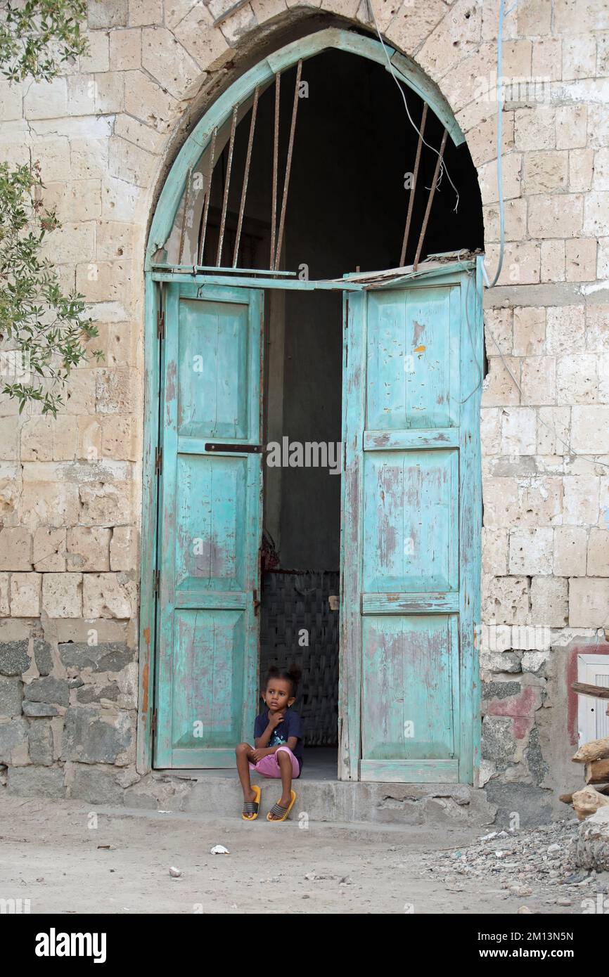 Jeune fille vivant dans l'ancienne zone de guerre de Massawa en Érythrée Banque D'Images