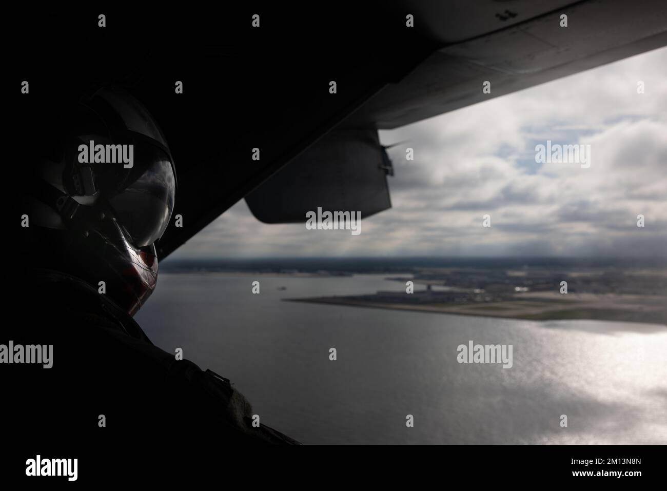 ÉTATS-UNIS Le Cpl. Austin McKinney, chef d'équipage du Marine Medium Tiltrotor Squadron 162 renforcé (VMM-162), 26th Marine Expeditionary Unit (MEU), regarde l'arrière d'un aéronef MV-22 Osprey lors d'un vol à l'appui de l'exercice Trident à la Naval Station Norfolk (Virginie), le 16 novembre 2022. L’élément de commandement de l’aviation du MEU de 26th s’est intégré aux forces d’opérations spéciales (SOF) pour renforcer les relations entre le MEU et le SOF avant le prochain déploiement du MEU. (É.-U. Photo du corps marin par lance Cpl. Aziza Kamuhanda) Banque D'Images