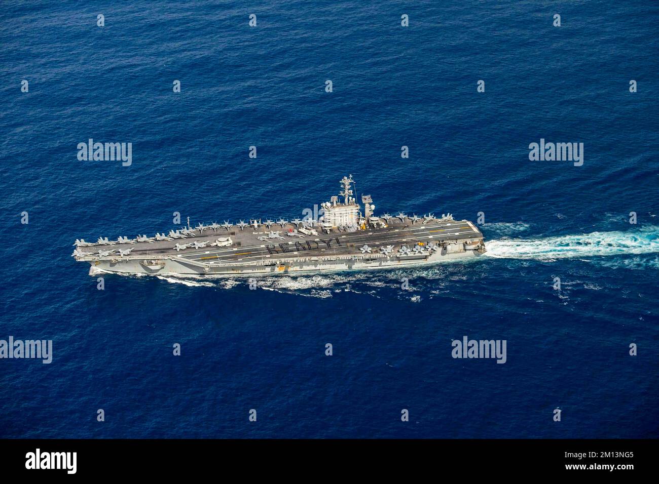 221208-N-KU796-1457 OCÉAN PACIFIQUE (8 DÉCEMBRE 2022) ÉTATS-UNIS Les marins de la marine forment le mot « Ready! » Sur le pont de vol du porte-avions USS Nimitz (CVN 68). Nimitz mène actuellement des opérations de routine. (É.-U. Navy photo par Mass communication Specialist 3rd Class Samuel Osborn) Banque D'Images