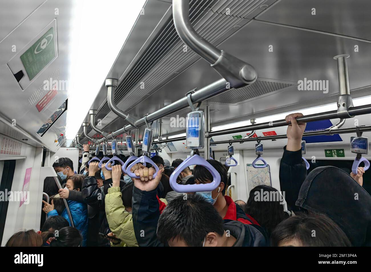 XI'AN, CHINE - 9 DÉCEMBRE 2022 - les stations de métro et les calèches sont remplies de gens pendant l'heure de pointe de la soirée à Xi 'an, province de Shaanxi, Chine Banque D'Images