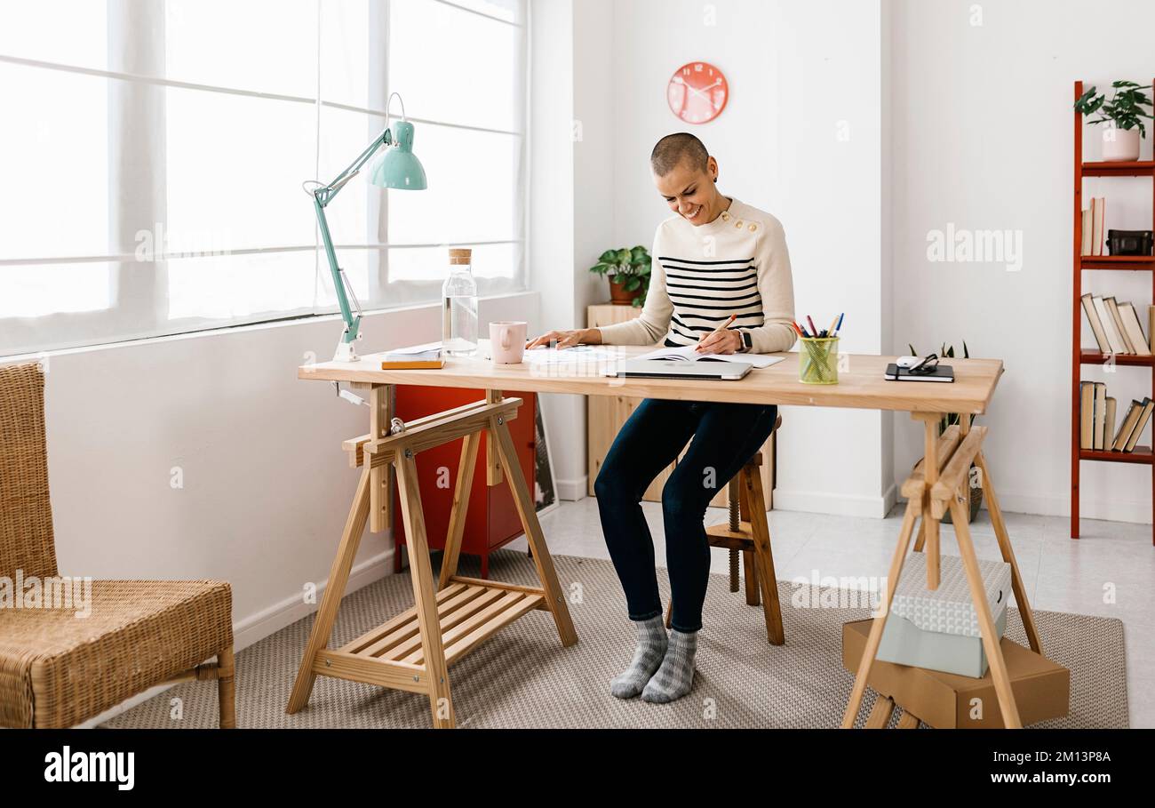 Femme créative de taille moyenne travaillant dans un studio à domicile moderne Banque D'Images