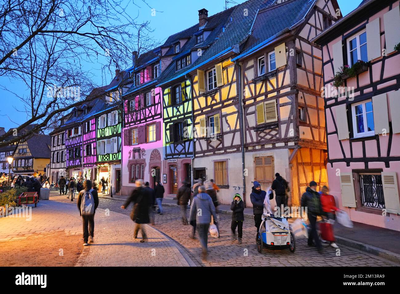 Vieilles maisons traditionnelles à colombages dans la ville historique de Colmar. Décoré et éclairé pendant la saison de Noël. Colmar, France - décembre 2022 Banque D'Images