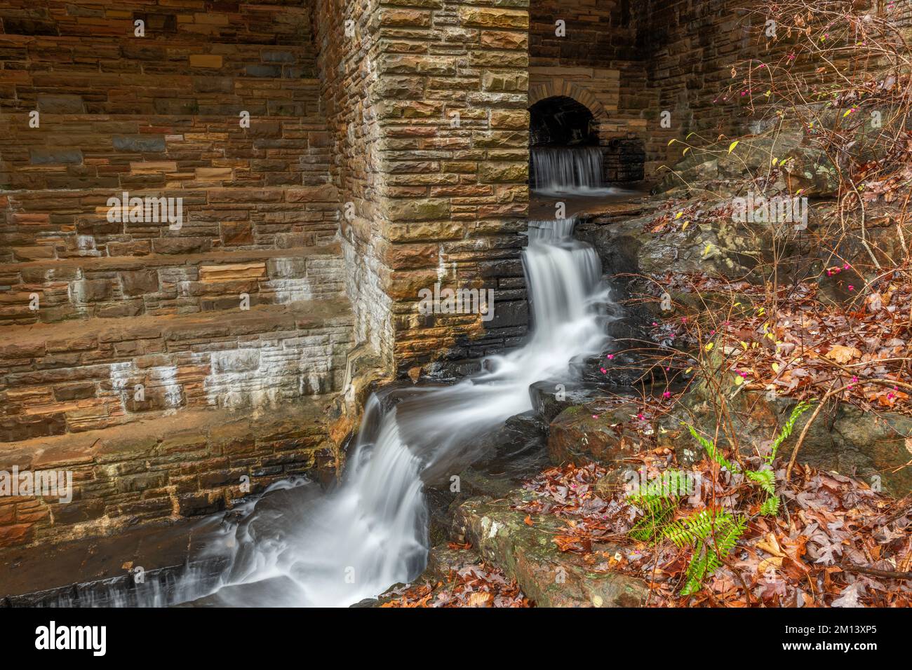 Un petit déversoir initial sur le barrage Byrd Creek dans la montagne Cumberland, Tennessee, montre les couleurs et les détails de la brique d'automne lorsque l'eau coule vers la riv Banque D'Images