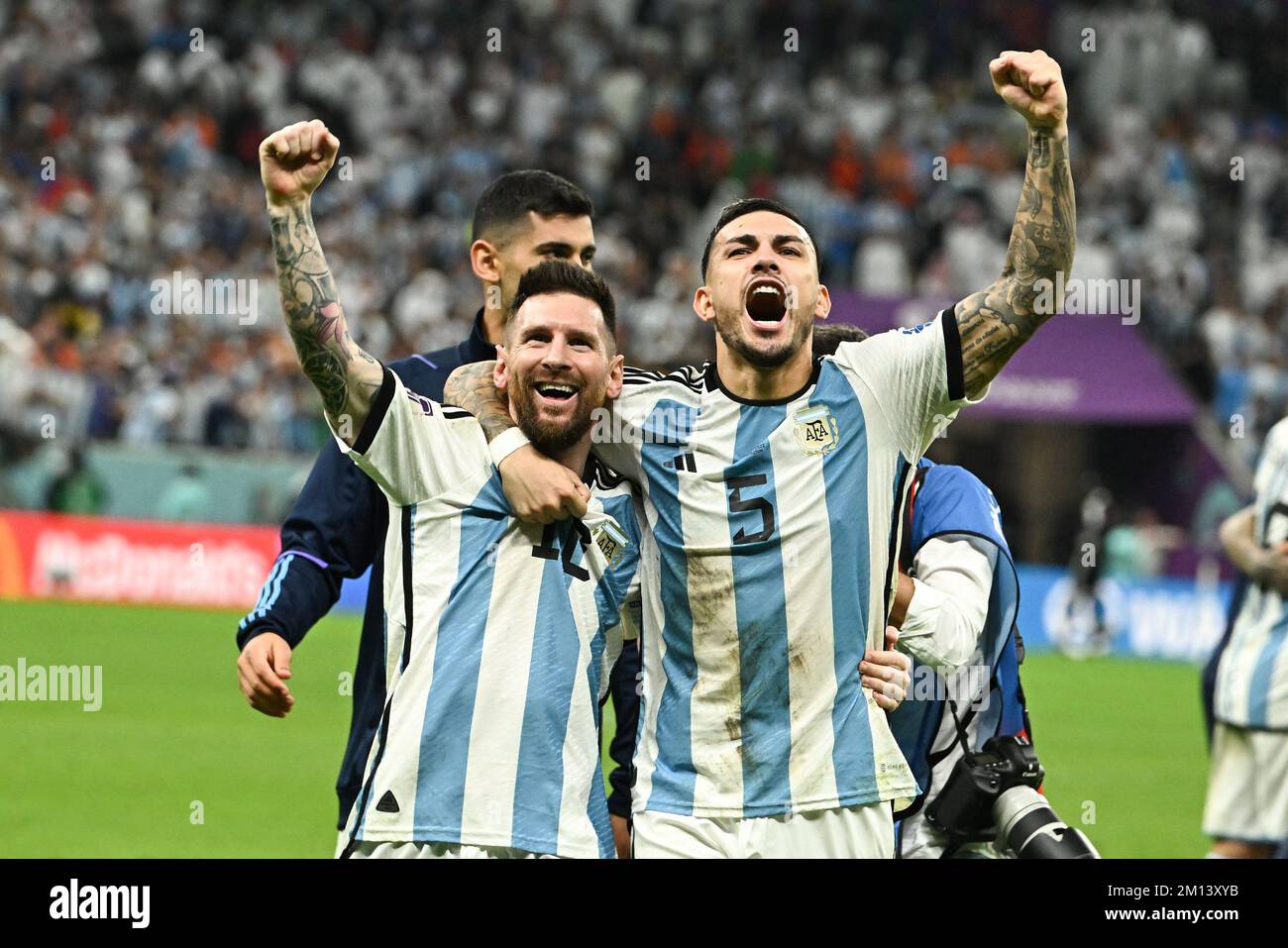 Doha, Qatar. 09th décembre 2022. Lionel Messi et Leandro Paredes de l' Argentine réagissent après avoir gagné la fusillade de pénalité pendant le  match pays-Bas contre l'Argentine de la coupe du monde de
