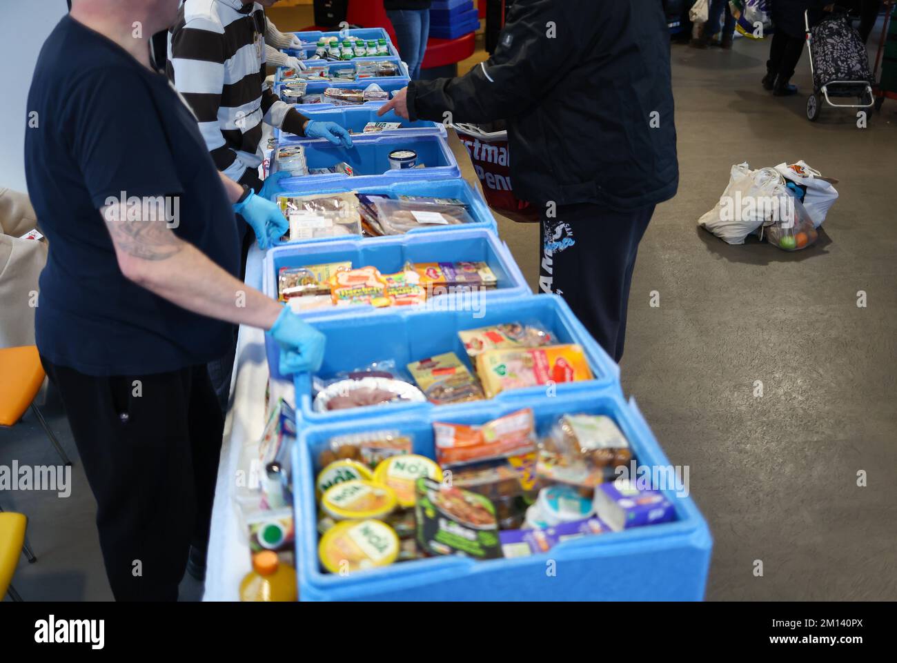 Hambourg, Allemagne. 08th décembre 2022. Divers types de viandes, saucisses, produits végétariens et autres produits réfrigérés sont distribués dans un point de distribution ASB pour la banque alimentaire Hamburger Tafel dans le district de Jenfeld. Les grandes foules posent des problèmes aux banques alimentaires en Allemagne. Les personnes bénéficiant de prestations de base, les parents seuls, les retraités, les réfugiés, les sans-abri - plus de deux millions de personnes seraient soutenues par plus de 960 banques alimentaires dans tout le pays. Credit: Christian Charisius/dpa/Alay Live News Banque D'Images