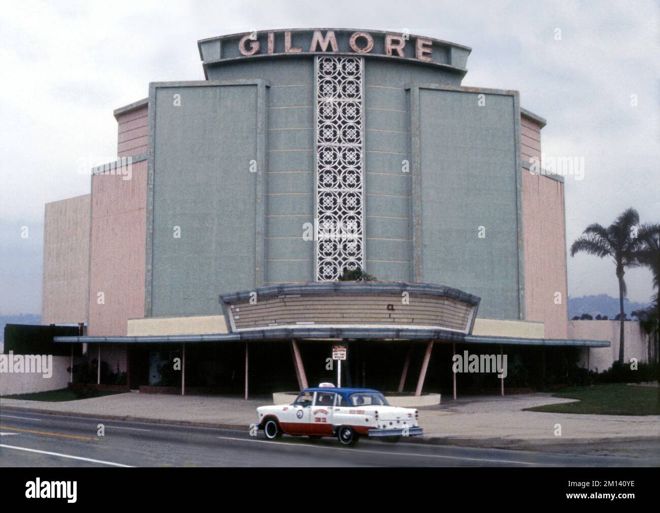 Le théâtre Gilmore Drive-In appartient à la famille qui possède les terres du marché agricole. Il a ouvert en 1948 avec un film Errol Flynn et a fermé en 70s. C'est maintenant l'emplacement du centre commercial Grove. Banque D'Images