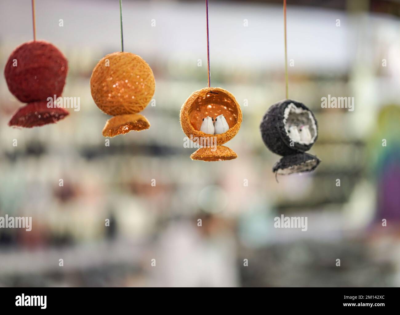 Festival d'oiseaux artificiels à 2 oiseaux, Mini oiseaux artificiels avec Nest, pièce de démonstration décorative de fabrication de modèles, oiseau biologique en fibre de coco fabriqué à la main ne Banque D'Images