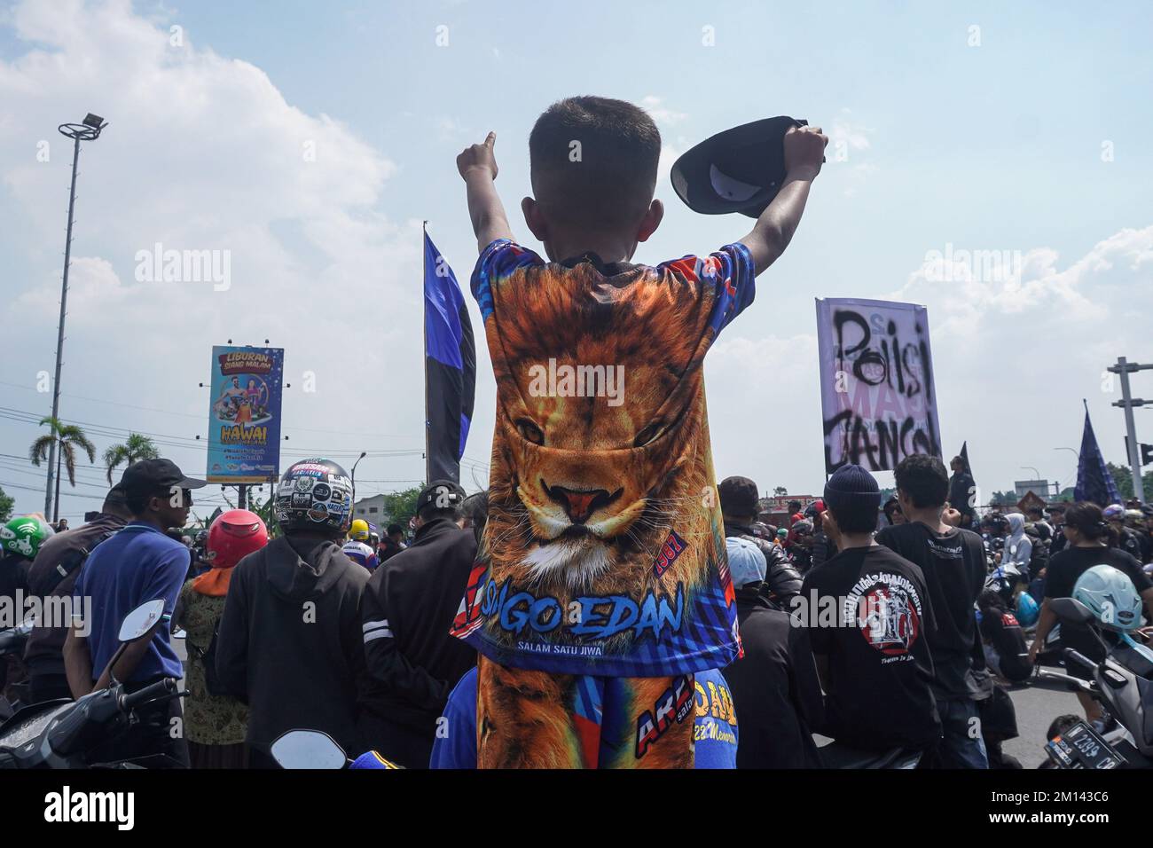 Malang, Indonésie. 08th décembre 2022. Un enfant portant une chemise portant le logo Crazy Lion de l'équipe de football AREMA FC, s'exprime lors de la manifestation. Aremania, les partisans de l'AREMA FC, a organisé un rassemblement et bloqué des rues dans certains endroits de Malang pour protester contre le processus juridique de la tragédie de la Stampede de football, qui a tué 135 personnes en raison du gaz lacrymogène de la police au stade de Kanjuhan, sur 1 octobre 2022. (Photo de Dicky Bisinglasi/SOPA Images/Sipa USA) crédit: SIPA USA/Alay Live News Banque D'Images