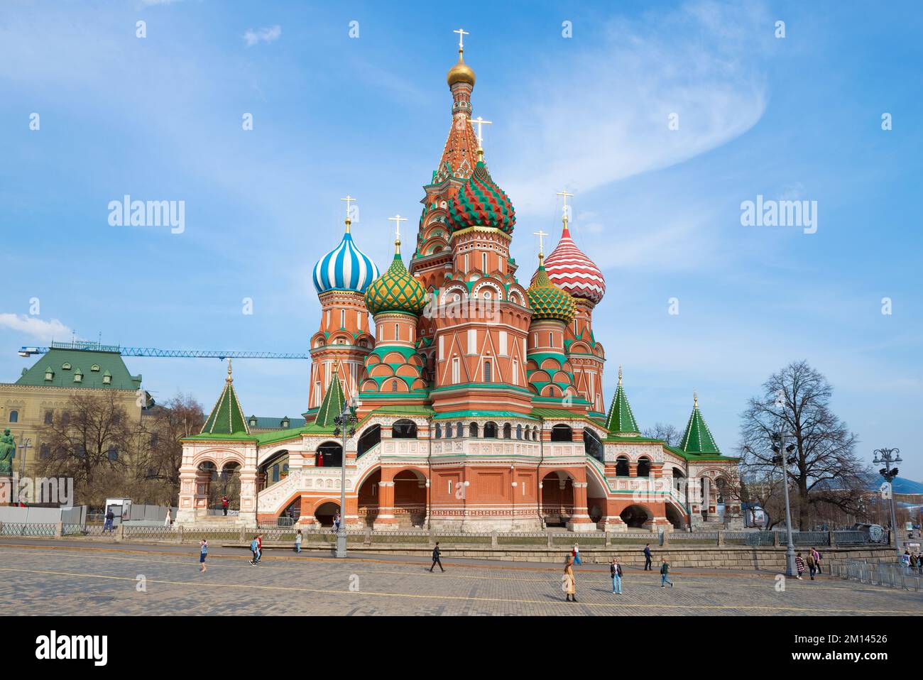 MOSCOU, RUSSIE - le 14 AVRIL 2021 : la rue antique Cathédrale de Basil (cathédrale de l'intercession de la mère de Dieu) sur la place Rouge le jour ensoleillé d'avril Banque D'Images