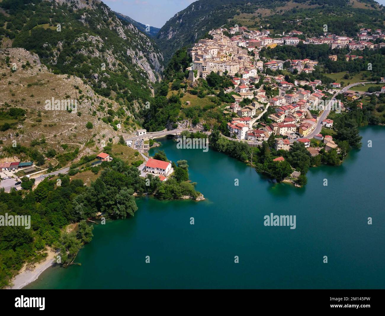 Une vue aérienne de Villetta Barrea avec des maisons rurales près de la rivière Sangro près du lac de Barrea, Italie Banque D'Images