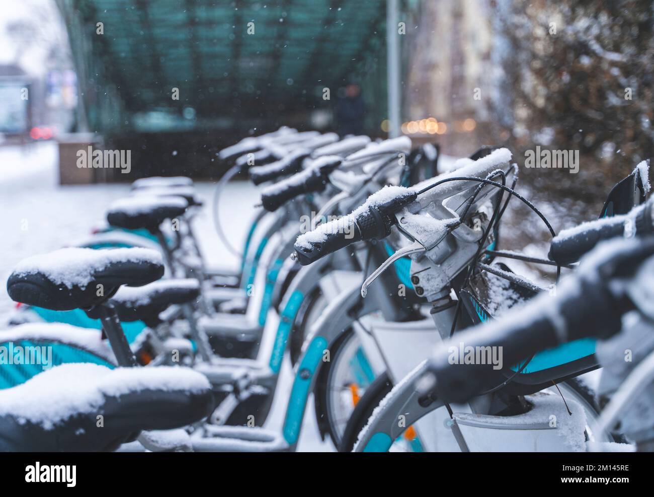 Location de vélos de ville à la station d'accueil couverte de neige Banque D'Images