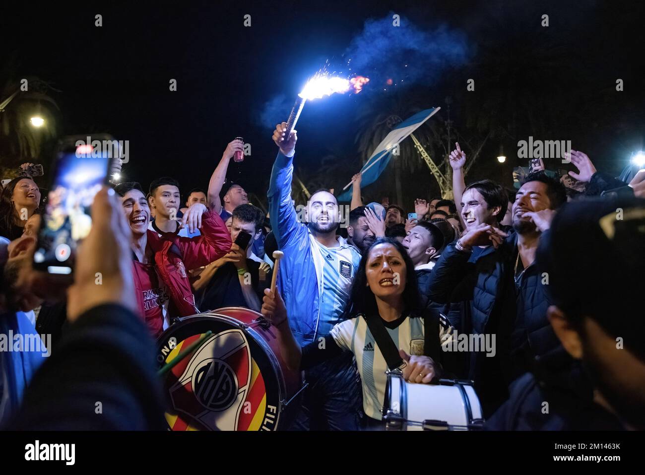 Barcelone, Espagne. 10th décembre 2022. Plusieurs supporters argentins célèbrent la qualification en demi-finale. Environ 500 Argentins célèbrent la victoire à l'Arc de Triomphe de Barcelone après avoir battu les pays-Bas sur des pénalités. Crédit : SOPA Images Limited/Alamy Live News Banque D'Images