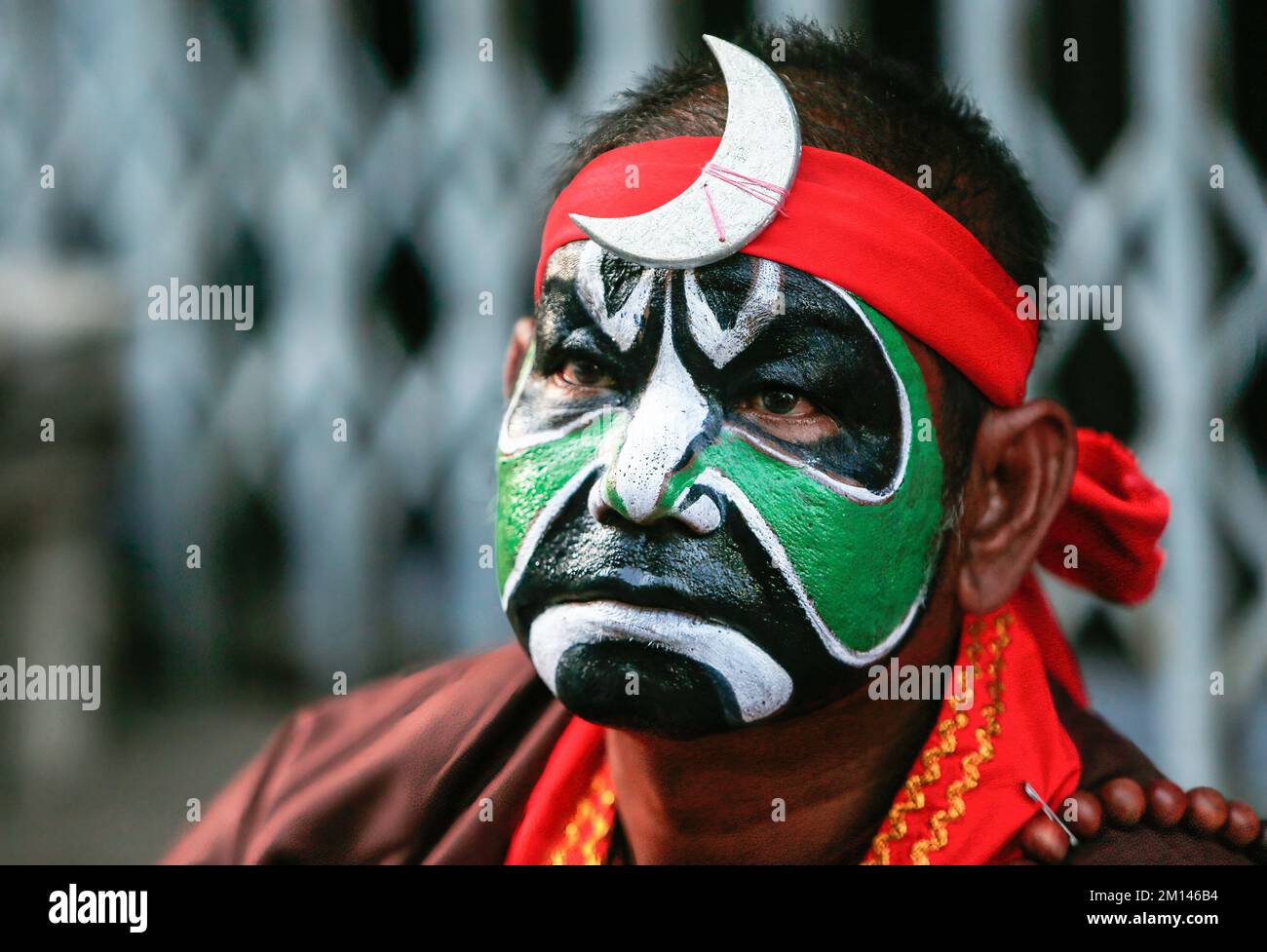 Bangkok, Thaïlande. 10th décembre 2022. Une représentation en costume et visage peint interprète en 108 la grande danse du guerrier de Liang Shan Mountain pendant le festival Chao Por-Déesse dans le quartier de CHUM sang. La grande danse de Liang Shan Mountain, est une danse traditionnelle chinoise combinant la musique, la danse et les arts martiaux réalisés par 108 danseurs qui ont peint leurs visages en différents caractères basés sur l'histoire du troupeau chinois. Le célèbre festival annuel a été créé pour la première fois en 1947 pour respecter le sanctuaire de Chao Por-Déesse. La représentation consiste en une procession d'acteurs perlés autour de CHUM chanté dist Banque D'Images