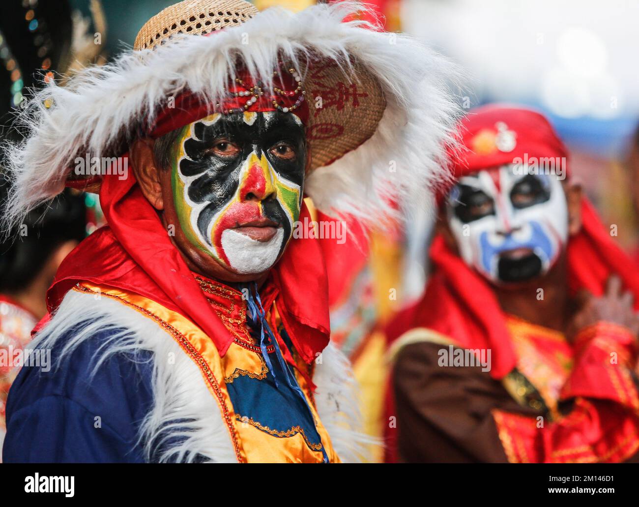 En 108, des artistes en costumes et en visages peints exécutent la grande danse du guerrier de Liang Shan Mountain pendant le festival Chao Por-Goddess dans le quartier de CHUM sang. La grande danse de Liang Shan Mountain, est une danse traditionnelle chinoise combinant la musique, la danse et les arts martiaux réalisés par 108 danseurs qui ont peint leurs visages en différents caractères basés sur l'histoire du troupeau chinois. Le célèbre festival annuel a été créé pour la première fois en 1947 pour respecter le sanctuaire de Chao Por-Déesse. La représentation consiste en une procession d'acteurs défilant autour du district de CHUM sang. Nakhon Sawan province Acrobatics Banque D'Images