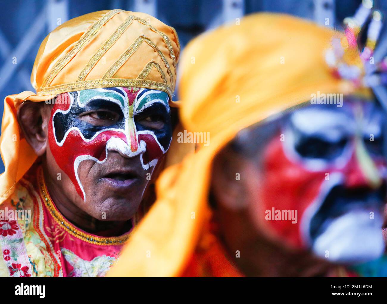 En 108, des artistes en costumes et en visages peints exécutent la grande danse du guerrier de Liang Shan Mountain pendant le festival Chao Por-Goddess dans le quartier de CHUM sang. La grande danse de Liang Shan Mountain, est une danse traditionnelle chinoise combinant la musique, la danse et les arts martiaux réalisés par 108 danseurs qui ont peint leurs visages en différents caractères basés sur l'histoire du troupeau chinois. Le célèbre festival annuel a été créé pour la première fois en 1947 pour respecter le sanctuaire de Chao Por-Déesse. La représentation consiste en une procession d'acteurs défilant autour du district de CHUM sang. Nakhon Sawan province Acrobatics Banque D'Images