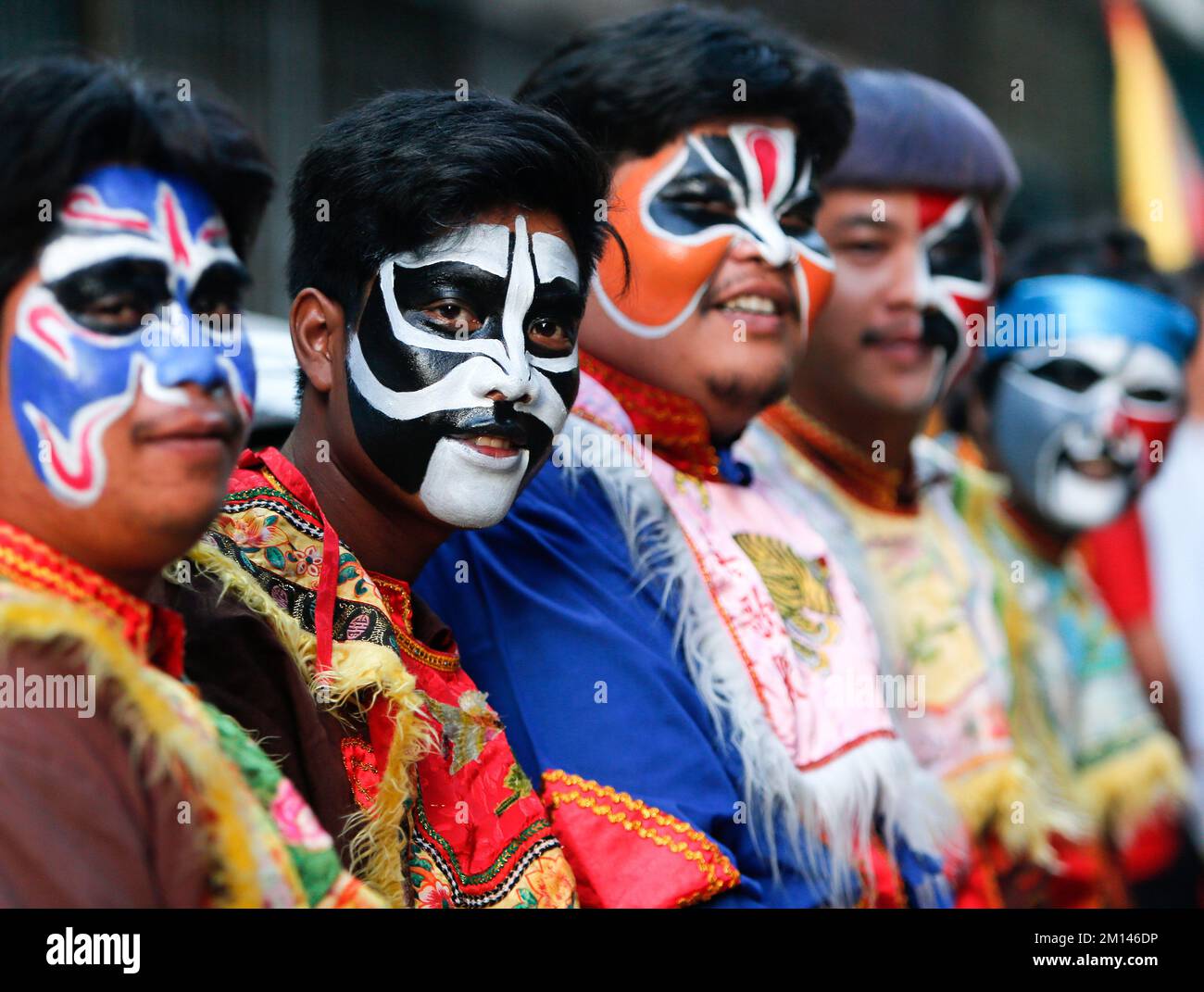 En 108, des artistes en costumes et en visages peints exécutent la grande danse du guerrier de Liang Shan Mountain pendant le festival Chao Por-Goddess dans le quartier de CHUM sang. La grande danse de Liang Shan Mountain, est une danse traditionnelle chinoise combinant la musique, la danse et les arts martiaux réalisés par 108 danseurs qui ont peint leurs visages en différents caractères basés sur l'histoire du troupeau chinois. Le célèbre festival annuel a été créé pour la première fois en 1947 pour respecter le sanctuaire de Chao Por-Déesse. La représentation consiste en une procession d'acteurs défilant autour du district de CHUM sang. Nakhon Sawan province Acrobatics Banque D'Images