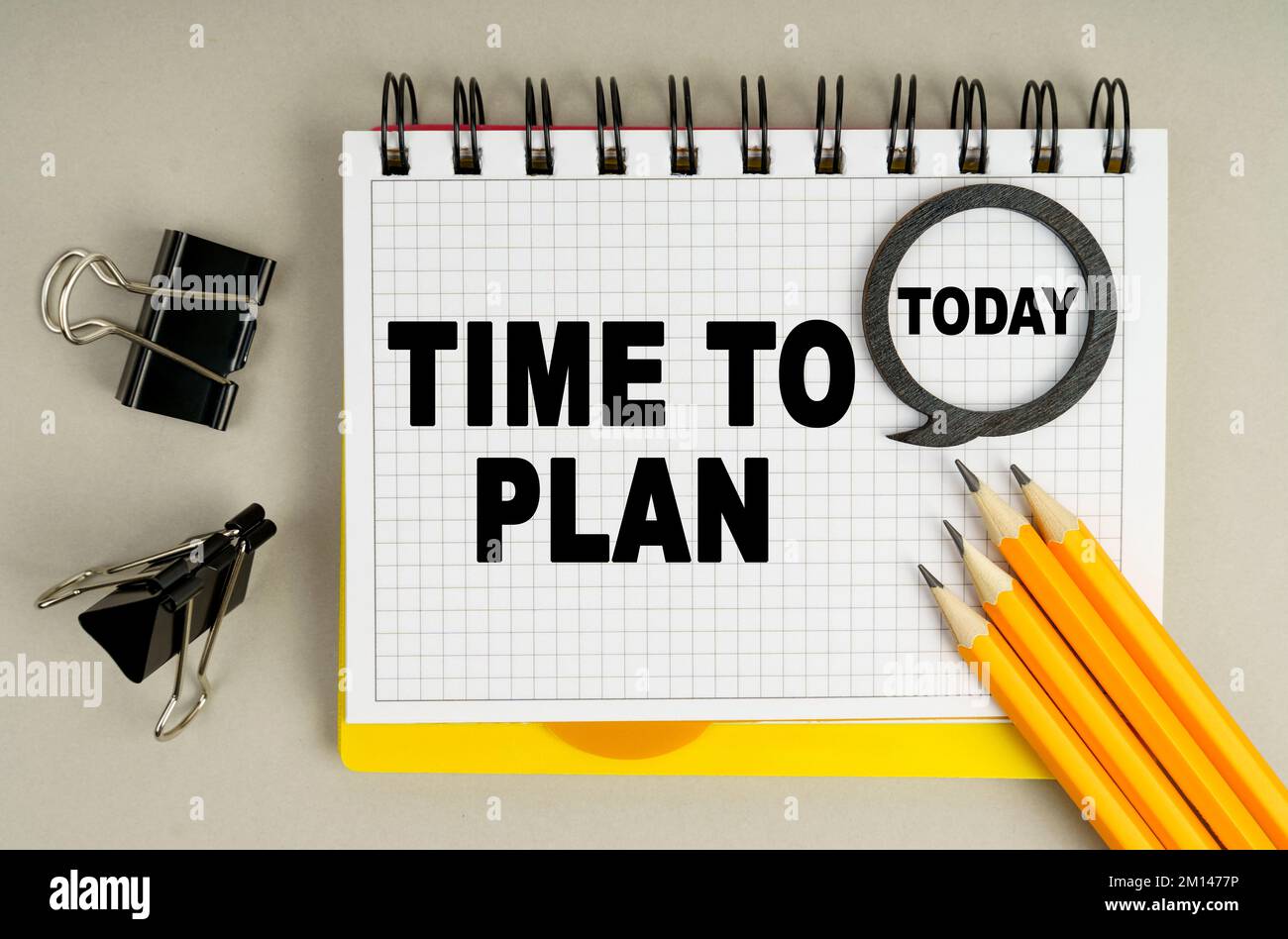 Concept d'affaires et d'économie. Sur la table sont des crayons et un carnet avec les inscriptions - aujourd'hui et LE TEMPS DE PLANIFIER Banque D'Images