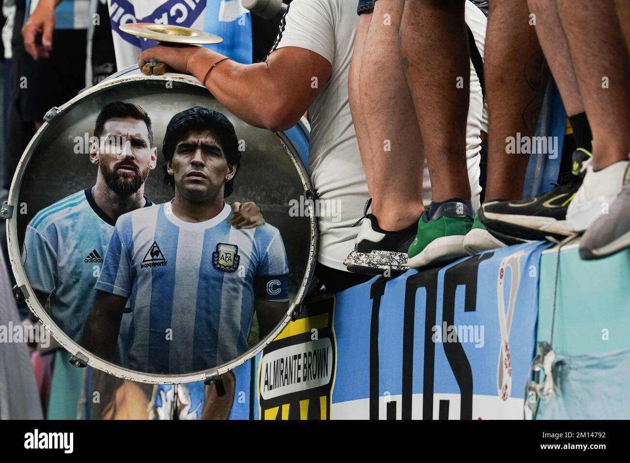 LUSAIL, QATAR - DÉCEMBRE 9 : Lionel Messi (c) de l'Argentine et Diego  Maradona tambour pendant la coupe du monde de la FIFA Qatar 2022 quart de  finale match entre les pays-Bas