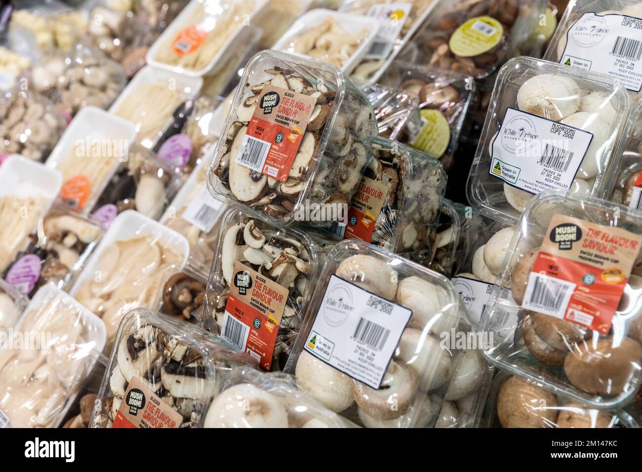 Champignons emballés entiers et tranchés en vente au supermarché Harris Farm, Sydney, Nouvelle-Galles du Sud, Australie Banque D'Images